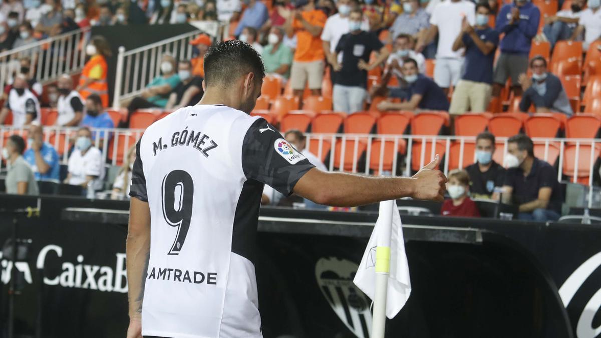 Maxi Gómez da el 'ok' durante un partido en Mestalla