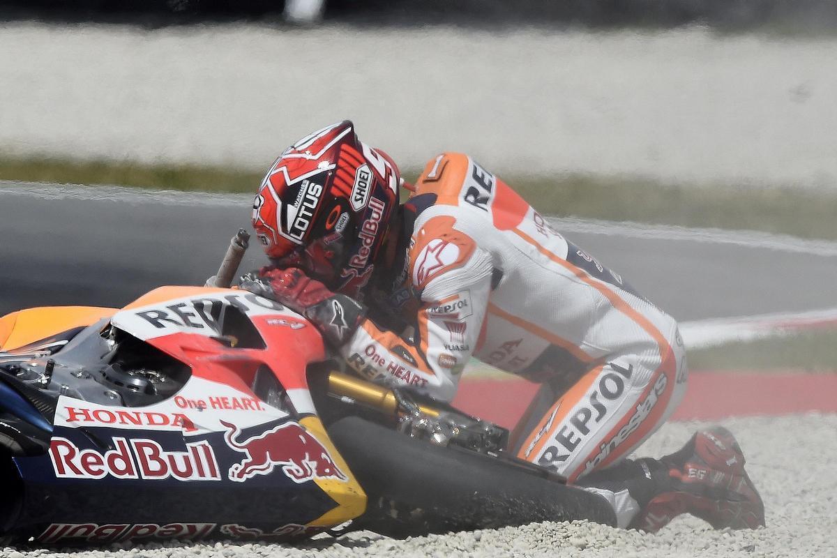 Marc Márquez (Honda) se lamenta de una de sus múltiples caídas.