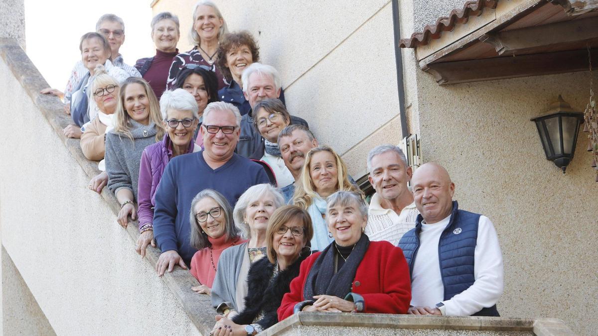 Ein Teil der Herztat-Paten beim Treffen im Gemeindehaus in Arenal.