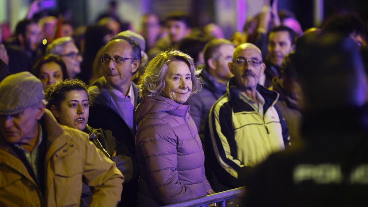 Nueva manifestación contra la amnistía en la sede del PSOE. Esperanza Aguirre, entre los asistentes.