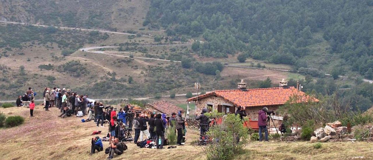 Turistas, en la tarde del miércoles, en una de las zonas de avistamiento de osos de Somiedo. | Reproducción de S. Arias Turistas, en la tarde del miércoles, en una de las zonas de avistamiento de osos de Somiedo. | Reproducción de S. Arias