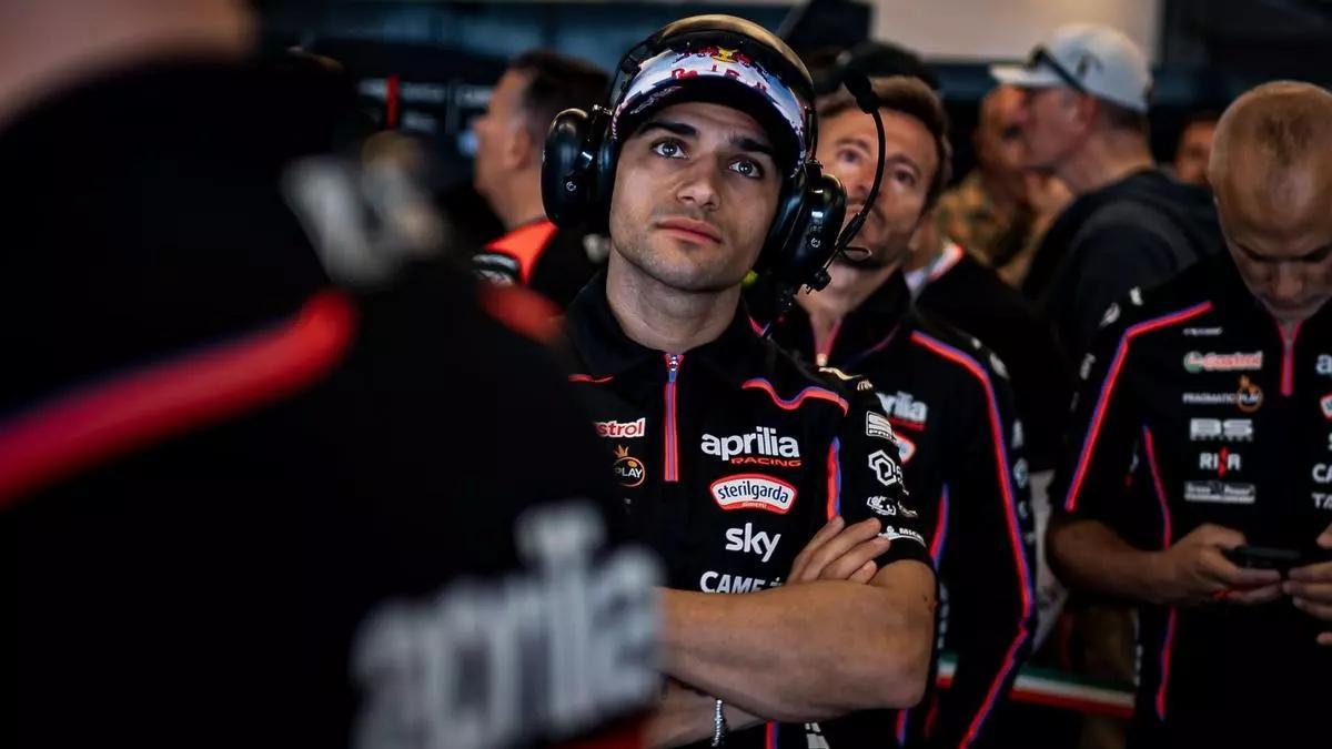 Jorge Martín, en EEUU, viendo, en el garaje de Aprilia, la carrera de MotoGP