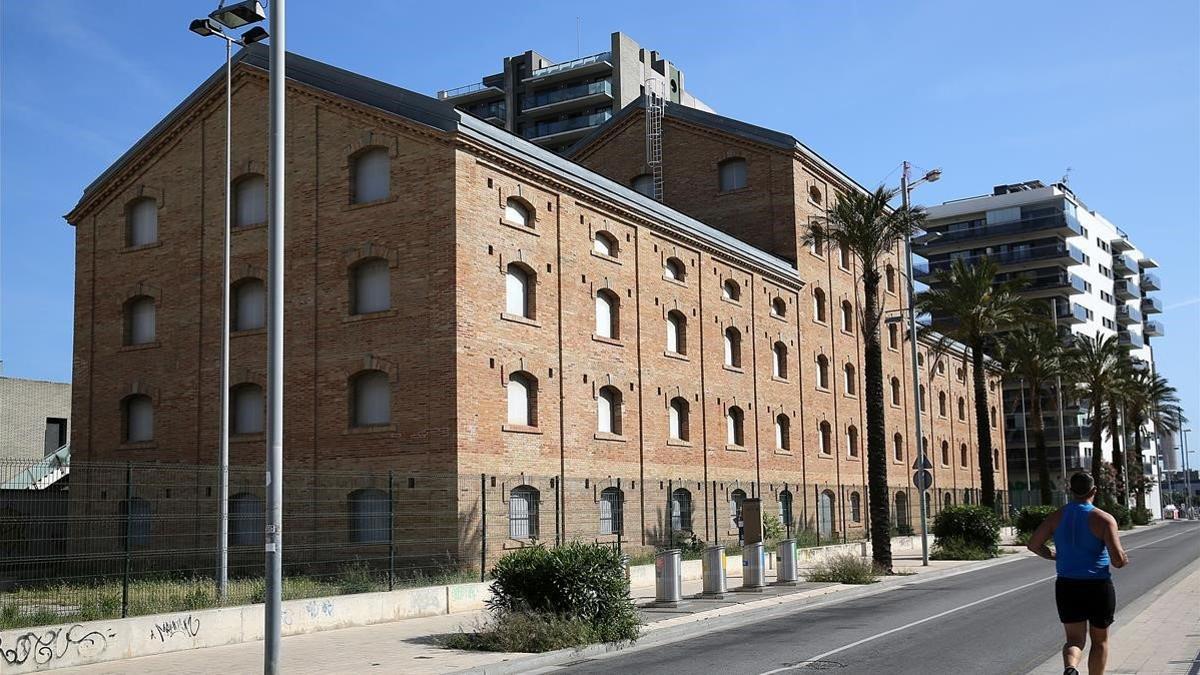 El edificio de la antigua fábrica CACI de Badalona, que debe albergar el museo del cómic.