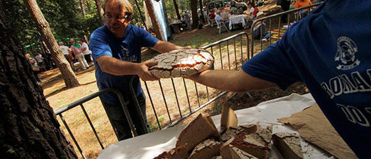 Venta de pan de millo en la romeria de Cotogrande, el año pasado. // Jorge Santomé