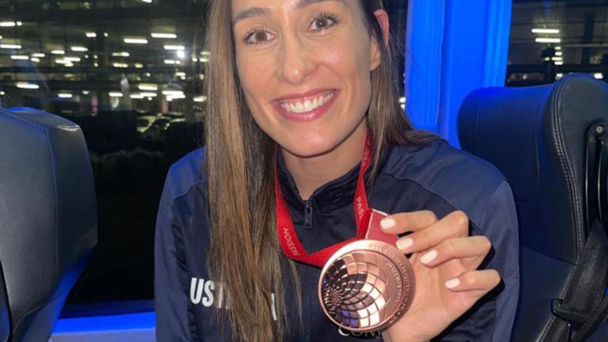 Rebecca Allen muestra orgullosa su bronce mundialista. | VALENCIA BC