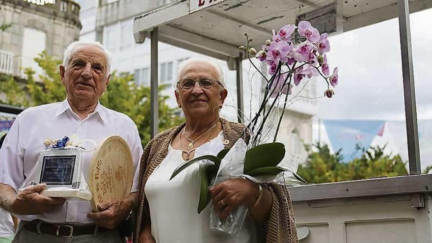 Julio Gómez y Lourdes Masid, en la Praza Maior de O Carballiño, tras el homenaje. // Jesús Regal