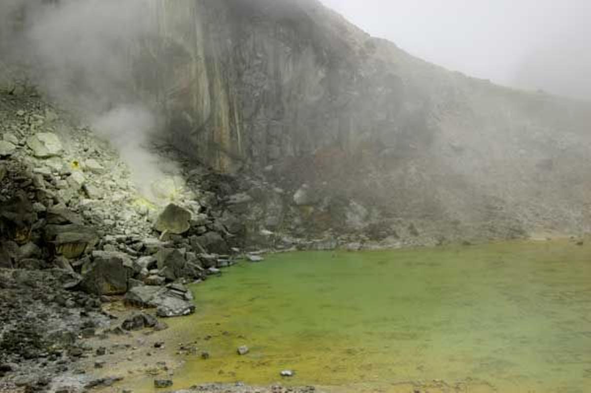 El humo de las fumarolas no impide ver el lago sulfuroso que cubre el cráter del volcán Sibayak.