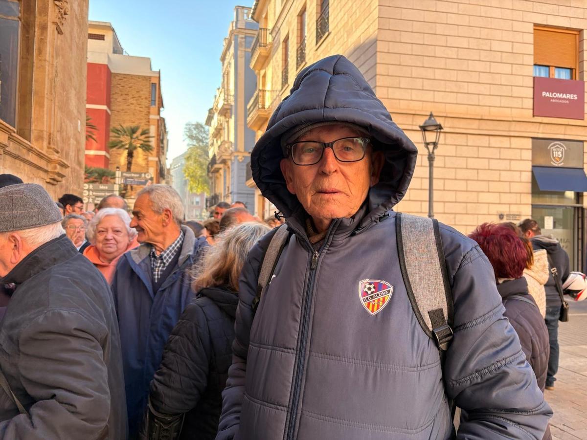 Toni Cuenca, de 86 años, ha pasado gran parte de la noche en la cola.