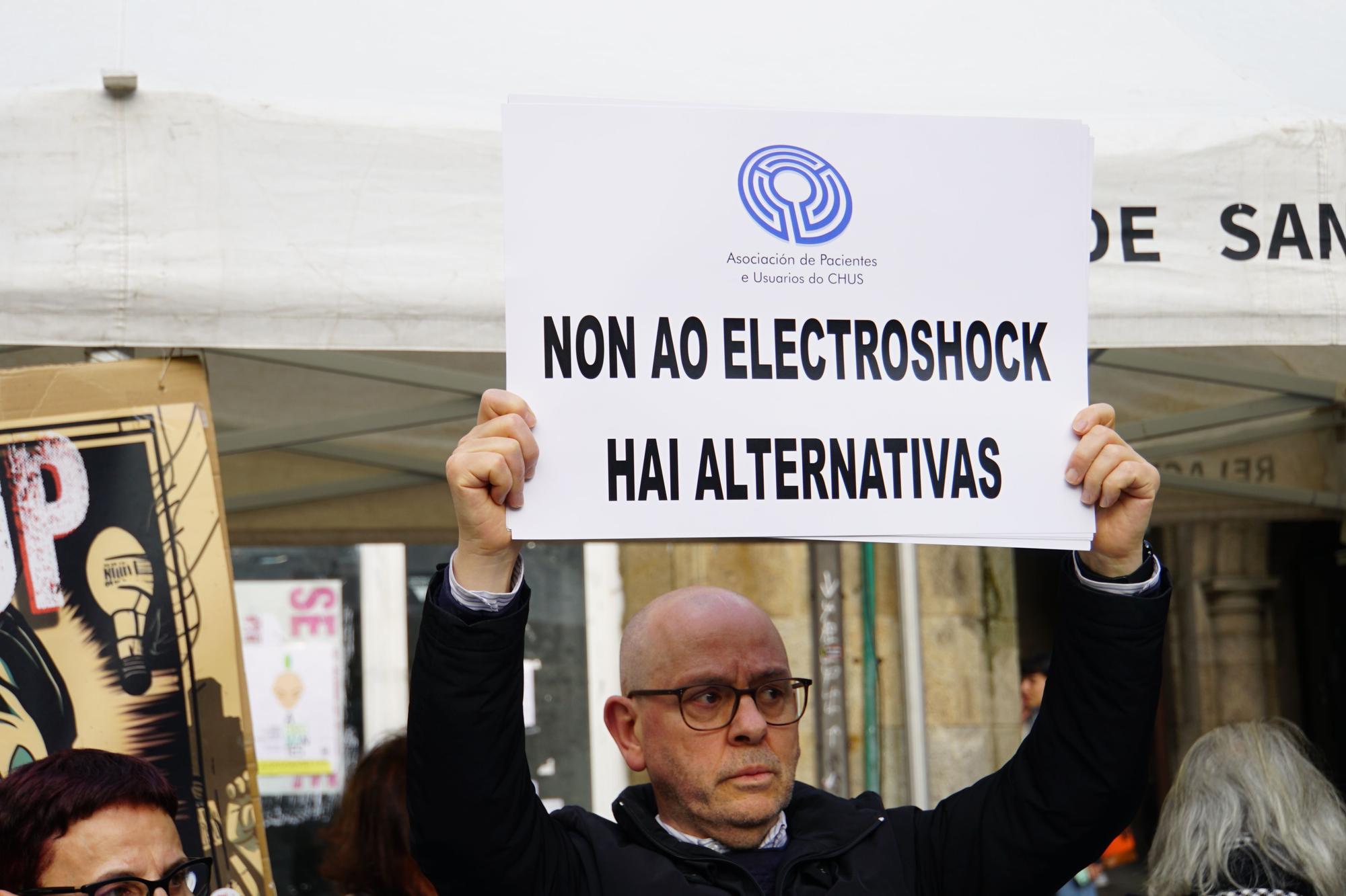 Decenas de personas exigen en Santiago que detengan los electroshocks a Iván