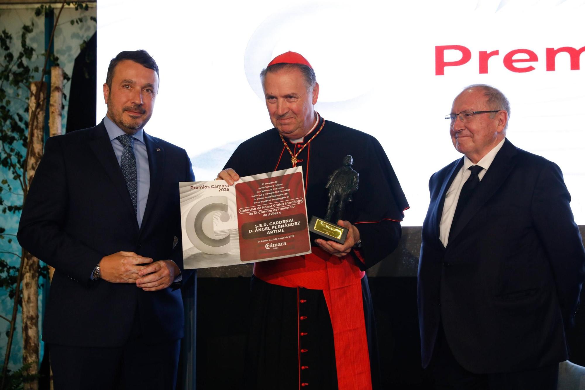 EN IMÁGENES: Los premios de la Cámara de Comercio de Avilés con el cardenal Artime entre los galardonados