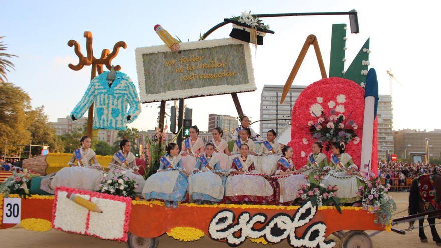 Los artistas falleros critican el retraso de las carrozas de la Batalla de Flores