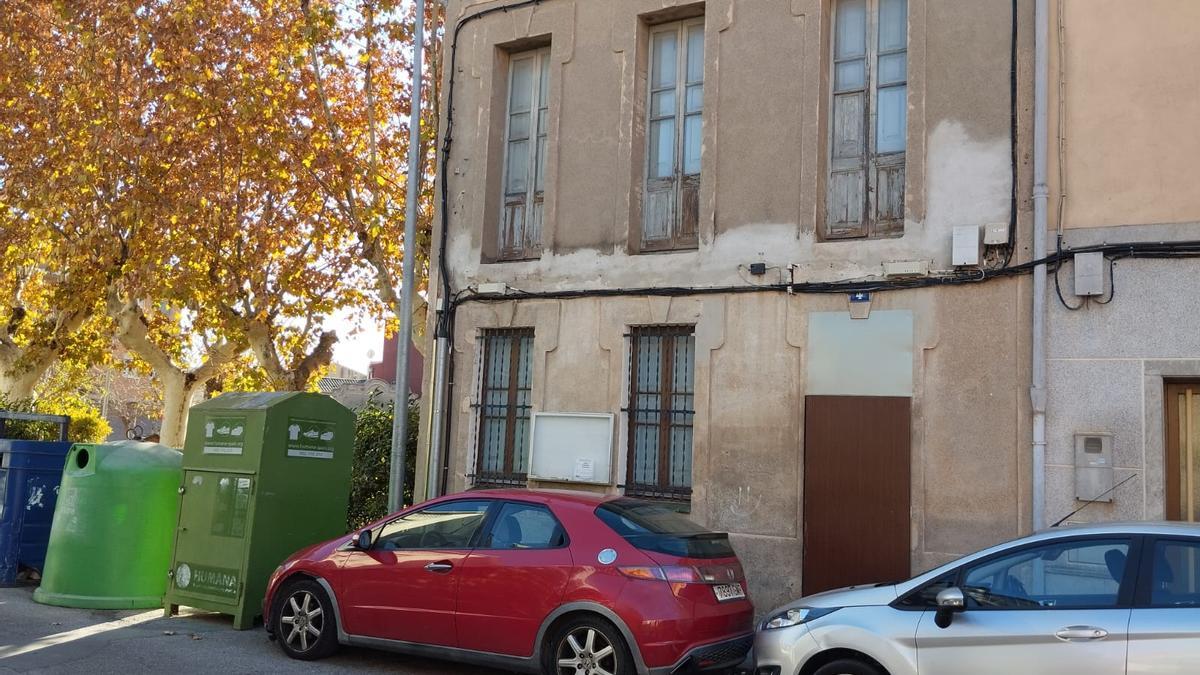 L'antiga Casa del Mestre de Sant Vicenç, on es vol traslladar la comissaria