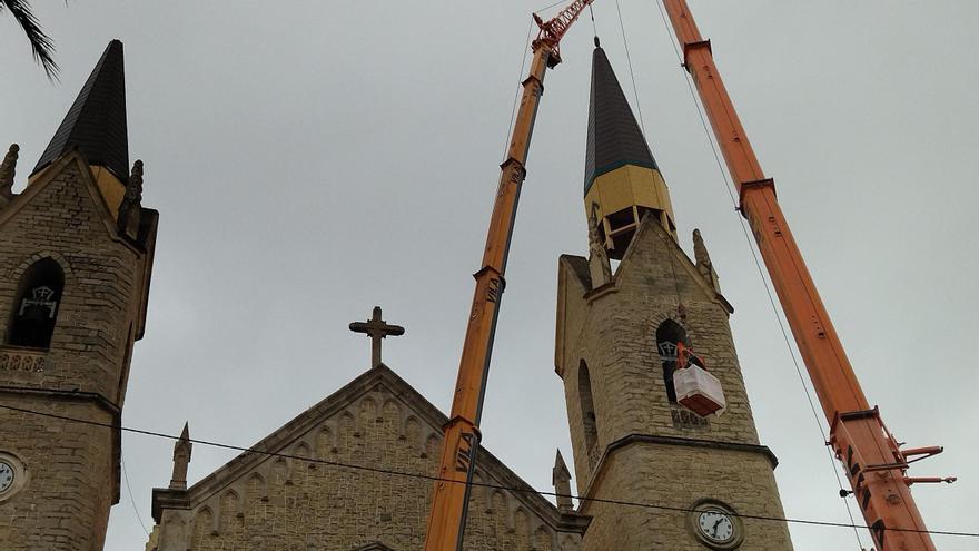 Día histórico en Benissa: los pináculos dan vuelo a &quot;la catedral de la Marina&quot;