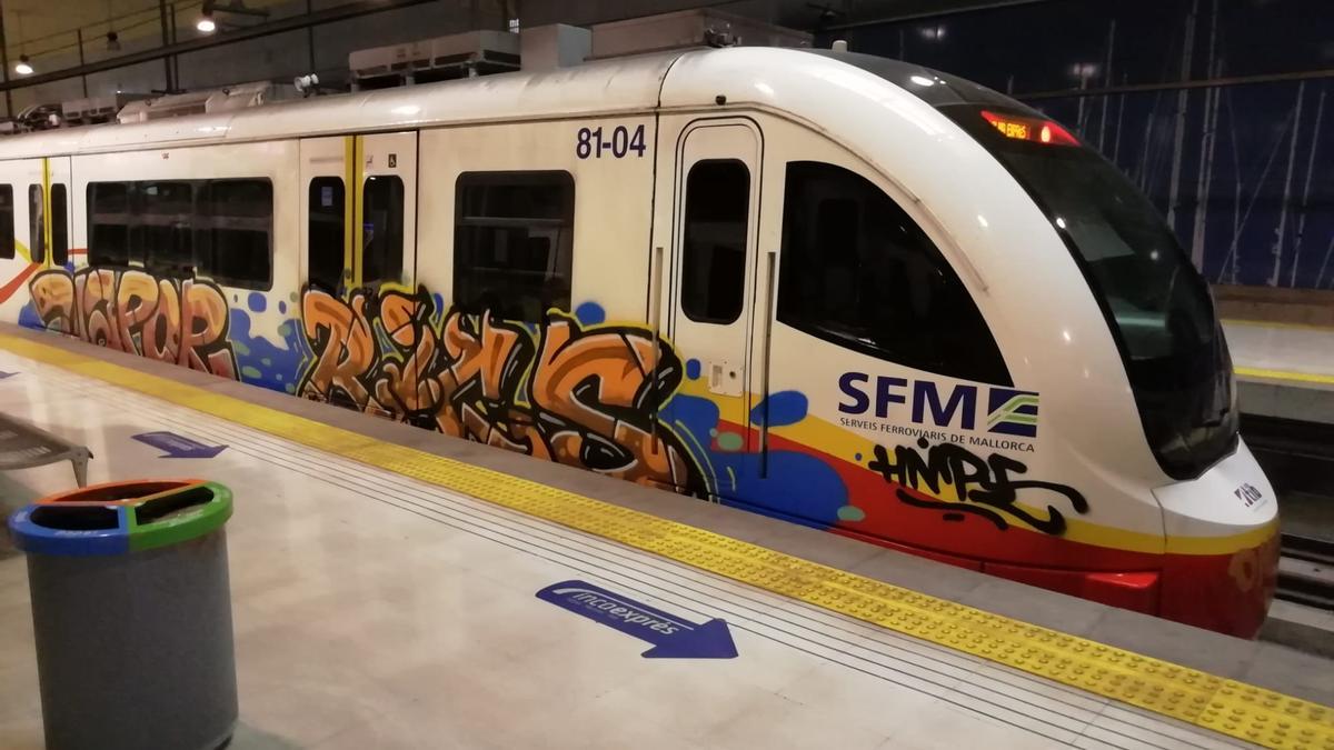 Imagen de archivo de un tren de SFM con pintadas