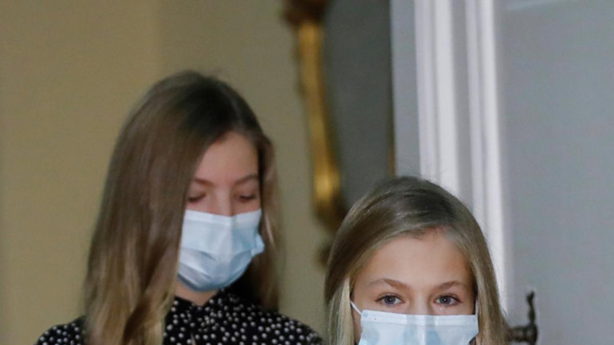 La princesa Leonor junto con la infanta Sofía en el acto de reunión con el patronato de la Fundación Princesa de Girona