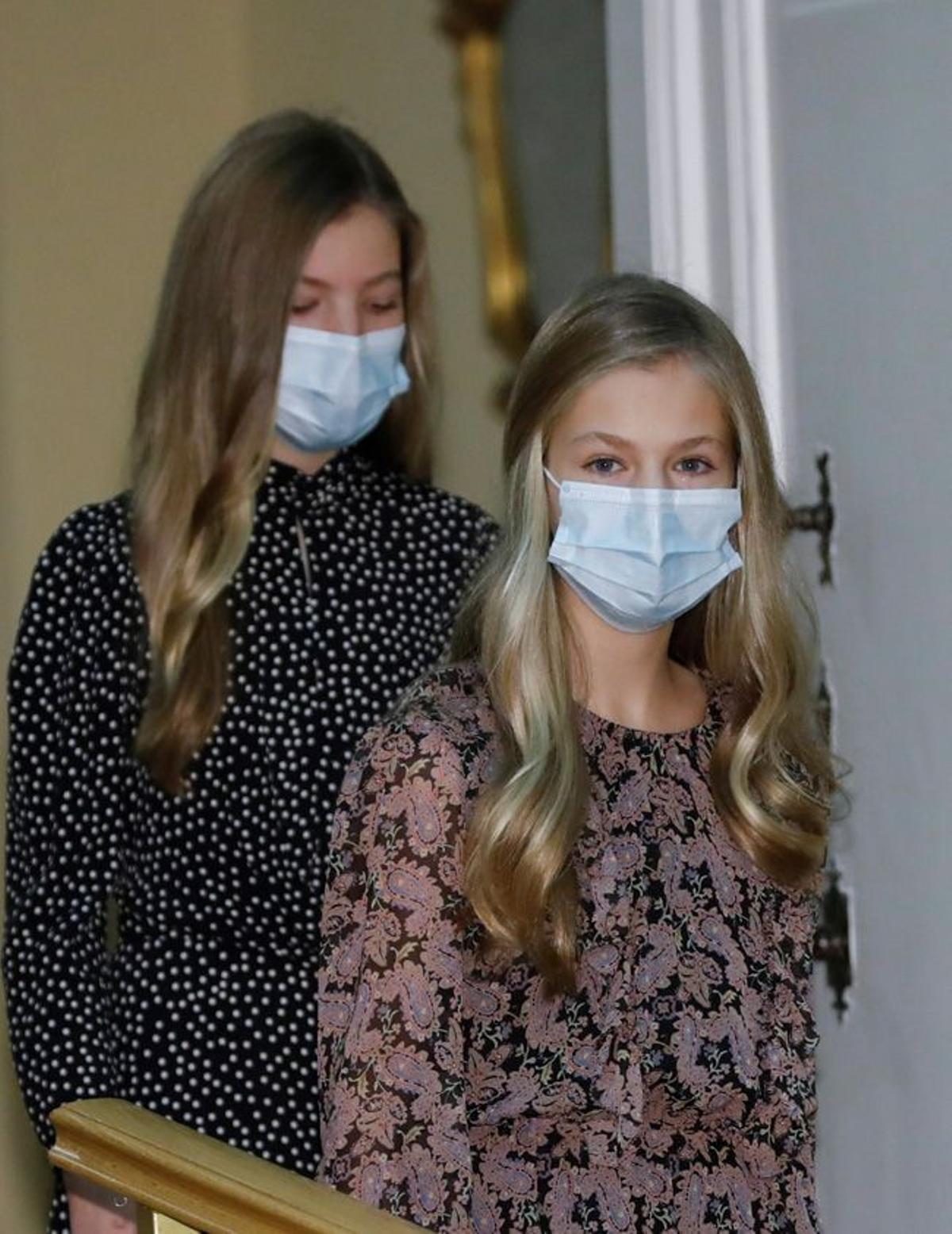 La princesa Leonor junto con la infanta Sofía en el acto de reunión con el patronato de la Fundación Princesa de Girona