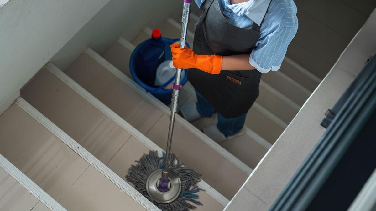Una mujer limpia unas escaleras, en una imagen de recurso.