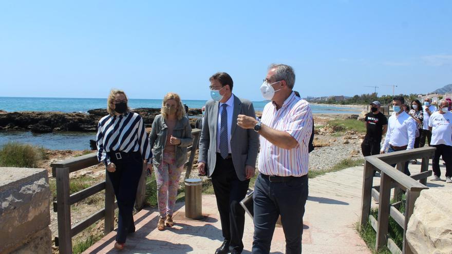 Puig visita Torre la Sal y descarta el derribo del poblado marinero de Cabanes