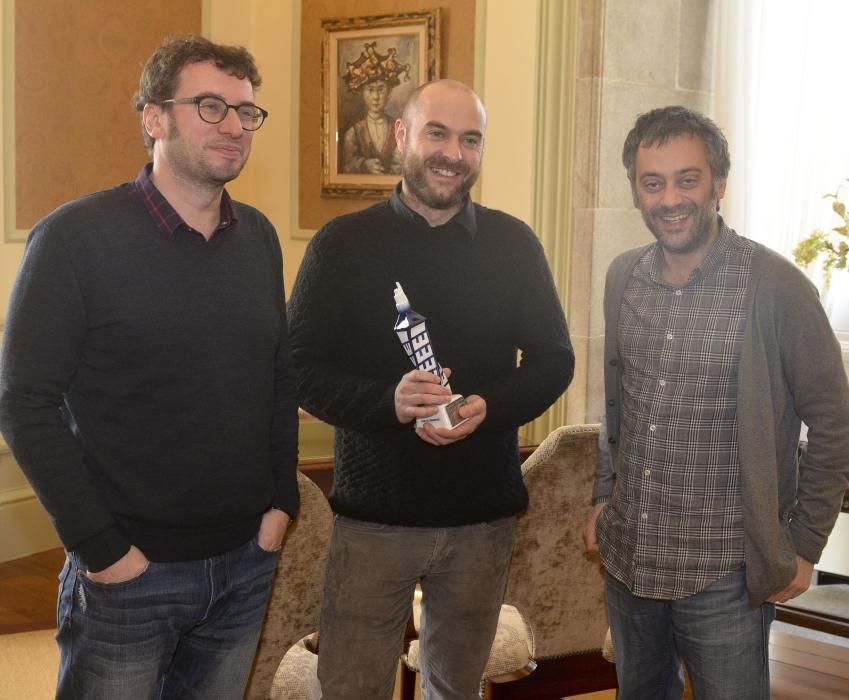 El ganador de dos Goya en la pasada edición ha sido recibido en el Ayuntamiento por el alcalde Xulio Ferreiro y el concejal de Culturas José Manuel Sande antes del preestreno de 'Psiconautas'.