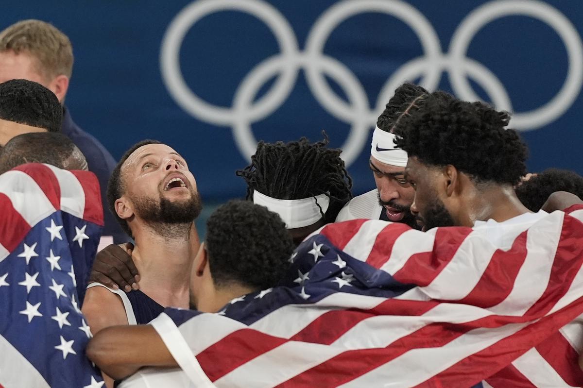 Stephen Curry mira al cielo tras ganar su primer oro olímpico.