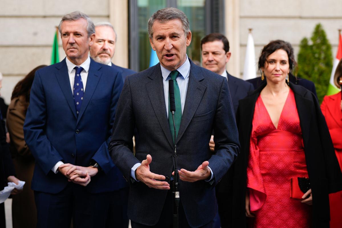 El líder del Partido Popular, Alberto Núñez Feijóo (c), atiende a los medios a su llegada al Congreso de los Diputados con motivo de la celebración del Día de la Constitución, este viernes en Madrid. EFE/Borja Sanchez-Trillo