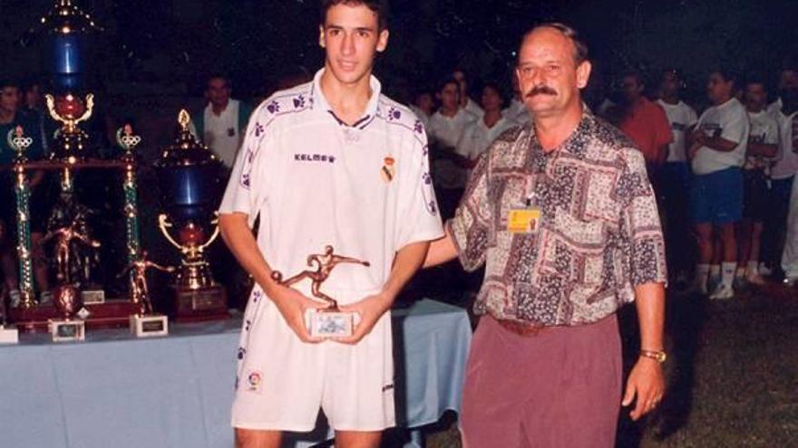 Raúl González, en el momento en el que recibe el premio al máximo anotador del Cotif.