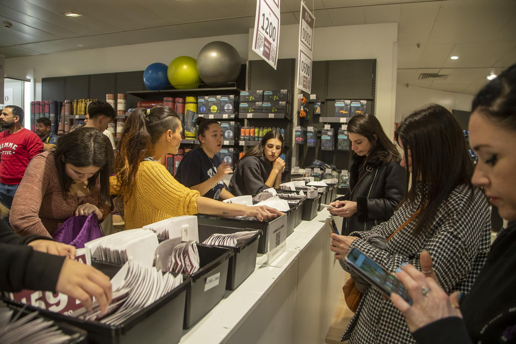 Entrega de dorsales de la Carrera de la Mujer (viernes por la tarde)