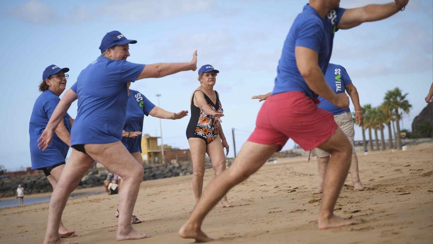 Santa Cruz de Tenerife ofrece a los mayores para el verano baile y baños en Las Teresitas, y excursiones
