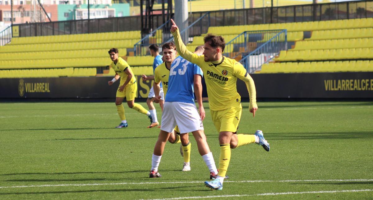 El centrocampista Sergio Hinojosa celebra el gol que abrió el marcador para el Villarreal C.