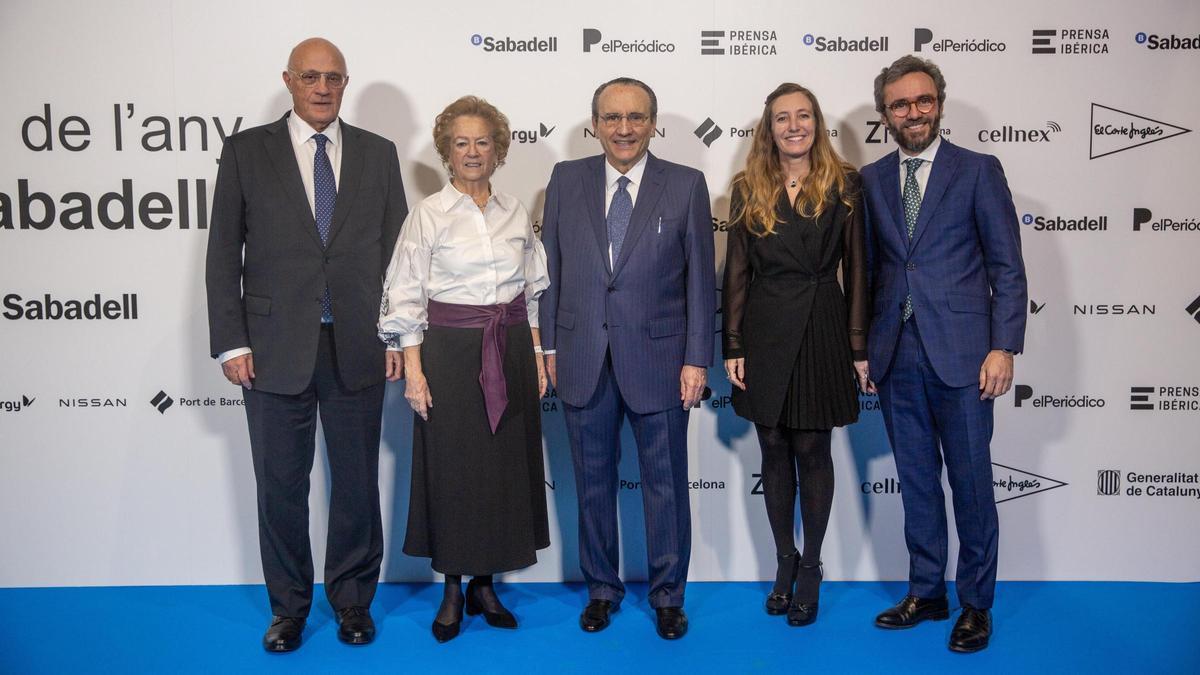 Josep Oliu, presidente de Banc de Sabadell, Arantza Sarasola, Vicepresidenta de Prensa Ibérica, Javier Moll, Presidente de Prensa Ibérica, Usoa Arregui y Aitor Moll, consejero delegado de Prensa Ibérica.