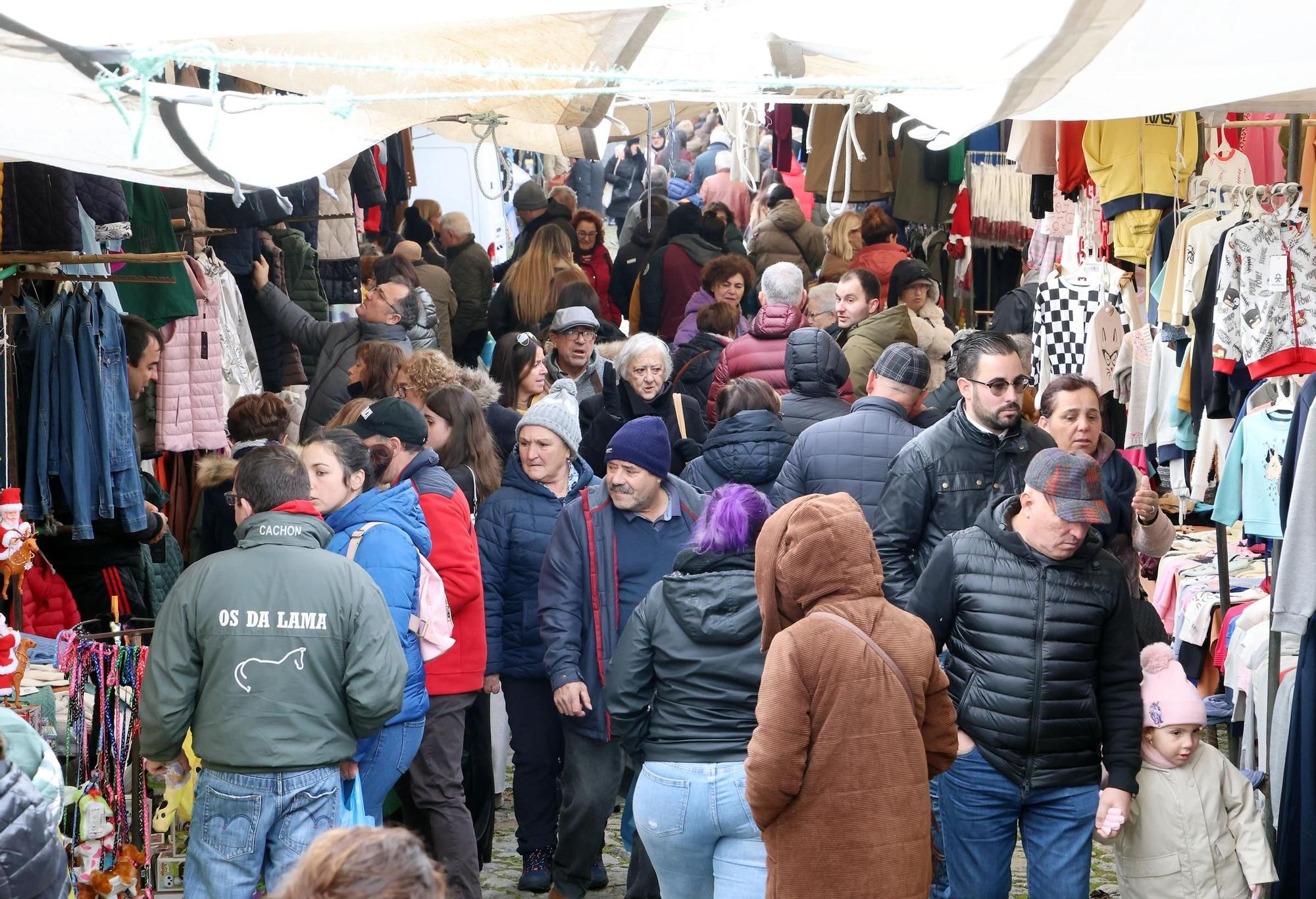 Una marea de gallegos 'invade' Valença do Minho en el día de la Constitución