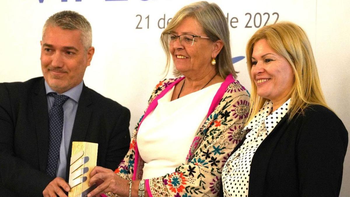 Recogieron el premio Luis Peraita, subdirector de Recursos Humanos, y Mercedes Fernández-Couto, directora general. | | LP/DLP