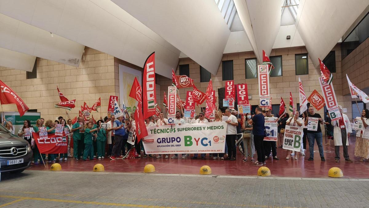 CCOO y UGT se concentran para exigir la reclasificación profesional de los técnicos medios y superiores del ámbito sanitario.