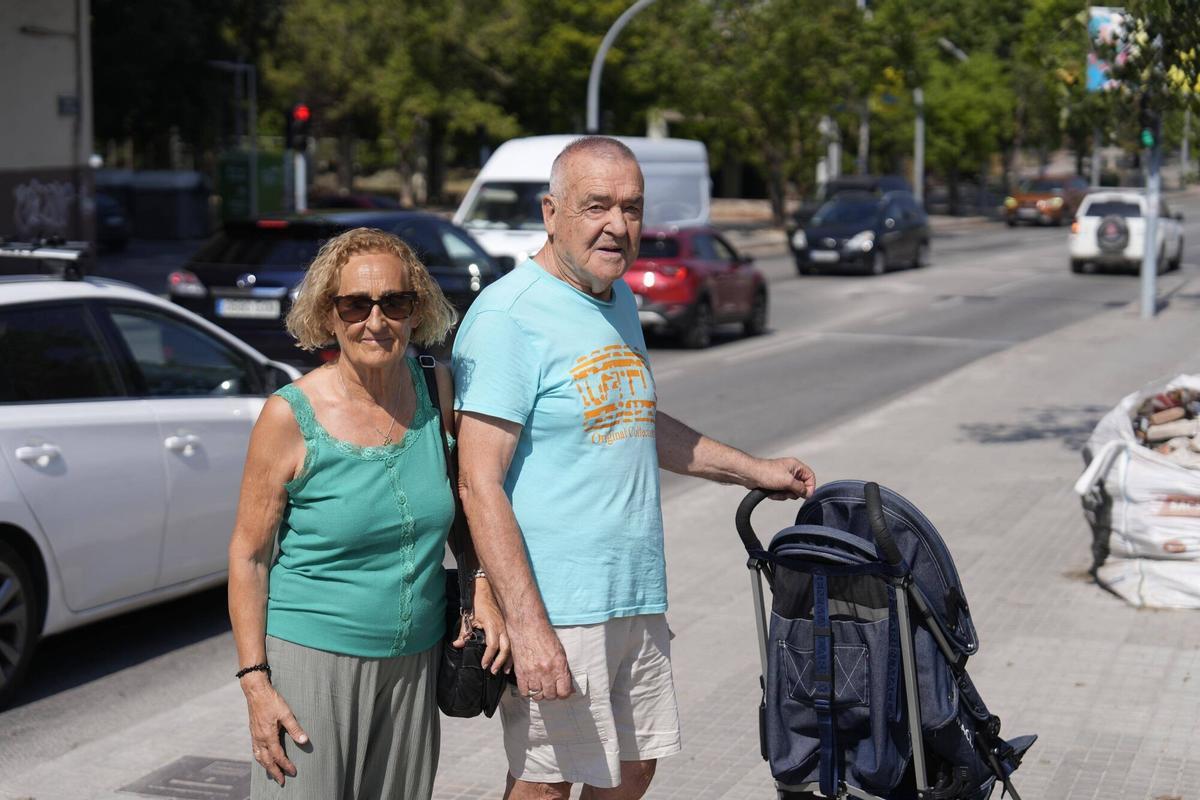 Rafaela Mata y Juan Maestre, vecinos del lugar dónde se ubicará salida a una etapa del Tour de Francia en la ciudad.