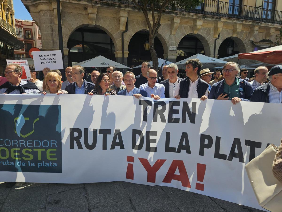 Manuel Martín enn la manifestación por la reapertura del tren Ruta de la Plata.