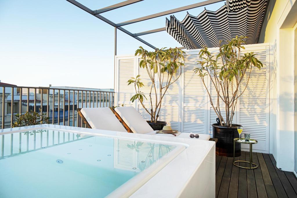 Jacuzzi privado de una habitación del BLESS Hotel