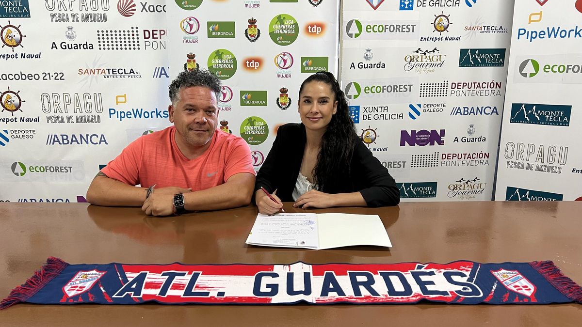 Estela Carrera firma su nuevo contrato.