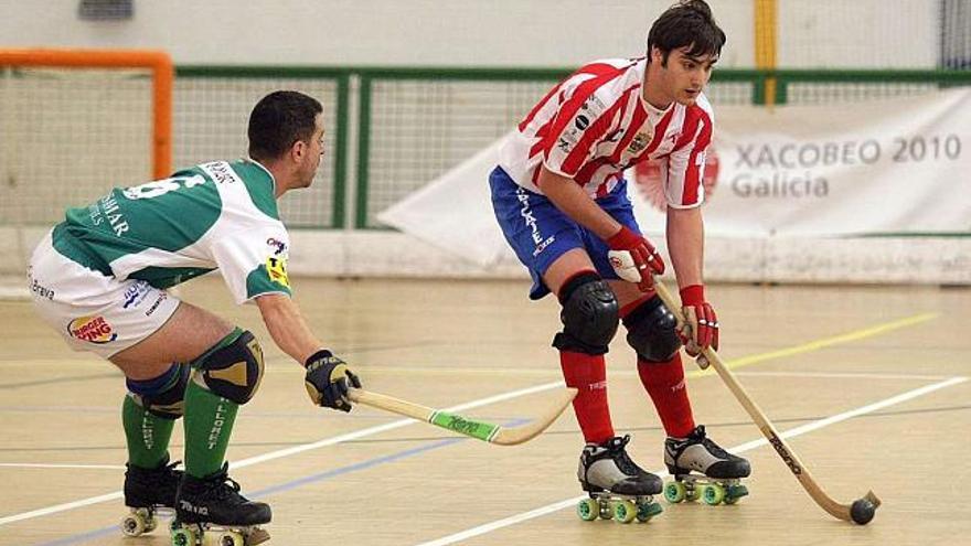 Eduard Lamas, del Patín Cerceda, controla la bola ante el jugador del Lloret Xavier González. / la opinión