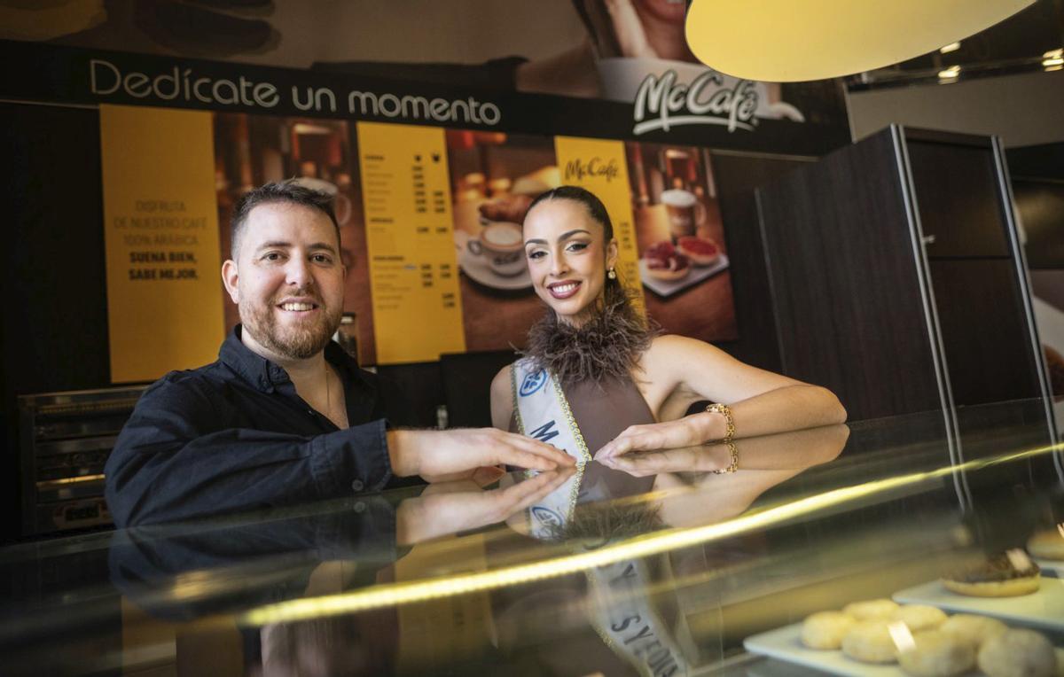 Representantes de McDonald’s con el diseñador y la candidata que representará a la firma en la gala. | ANDRÉS GUTIÉRREZ