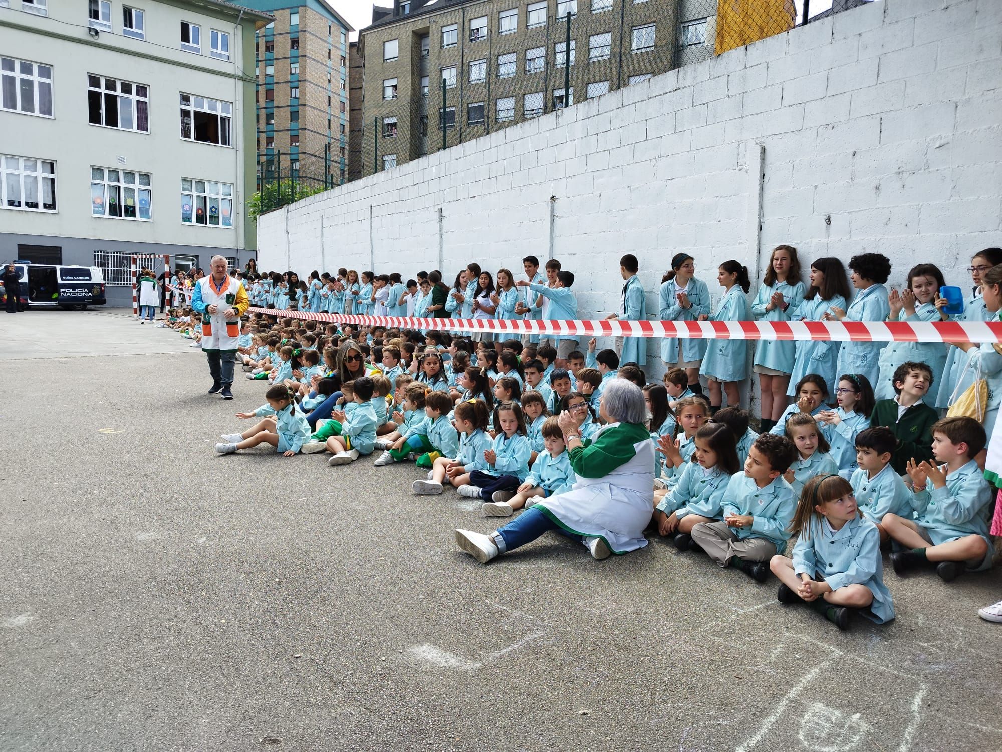 Exhibición de la Policía Nacional en el colegio Beata Imelda de La Felguera