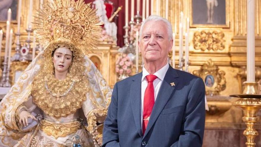 José Jiménez Guerrero recibe el Escudo de Oro de la Agrupación de Cofradías