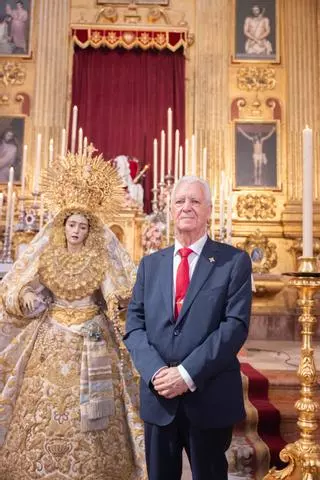 José Jiménez Guerrero recibe el Escudo de Oro de la Agrupación de Cofradías