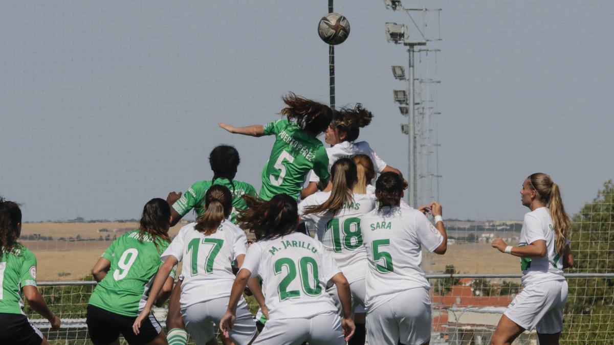 Una acción del partido entre el Cacereño Femenino y el Elche jugado en Pinilla.