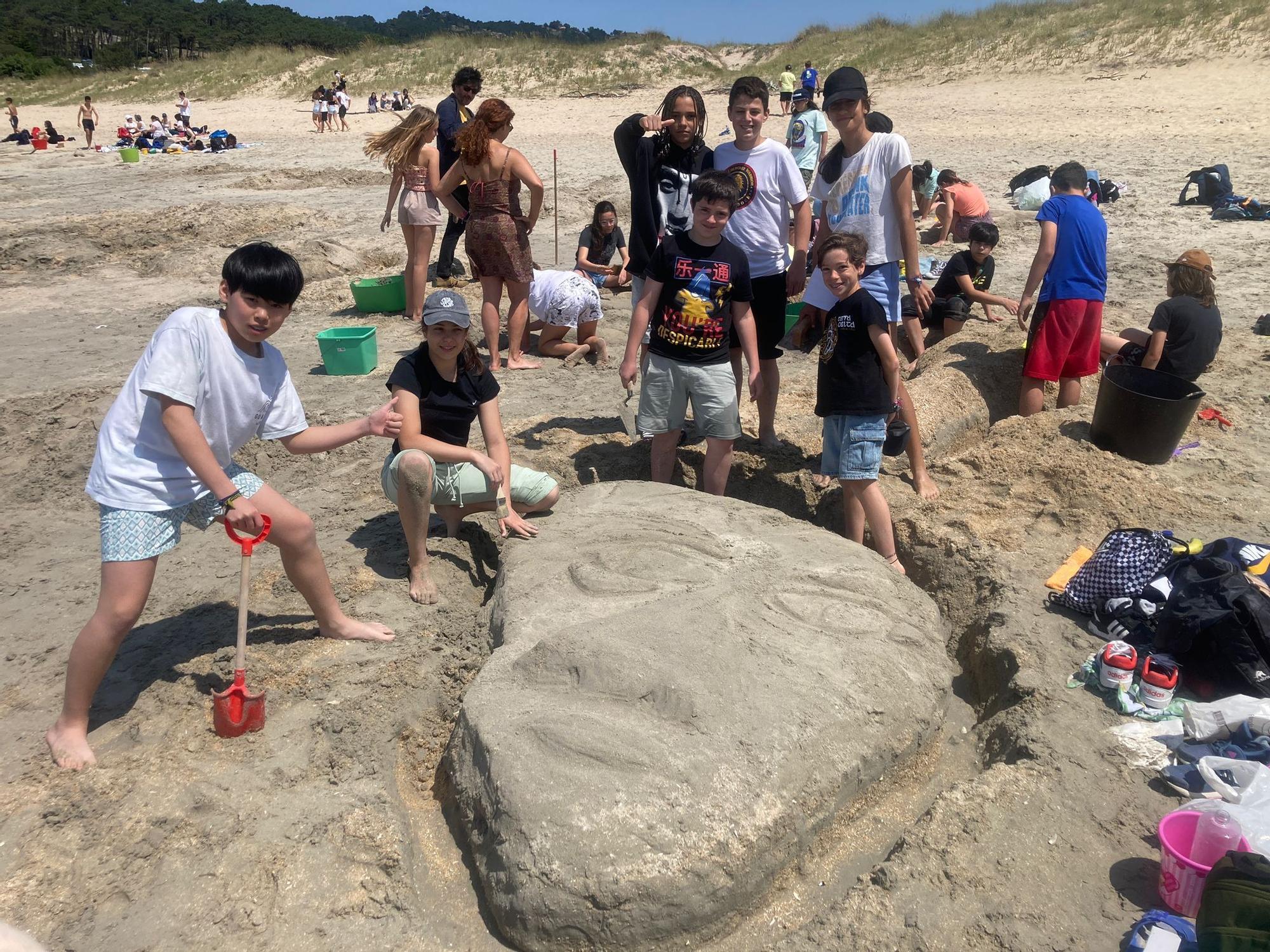 Participantes en la fiesta de las esculturas de arena desarrollada en A Lanzada, a instancias del IES Monte da Vila.