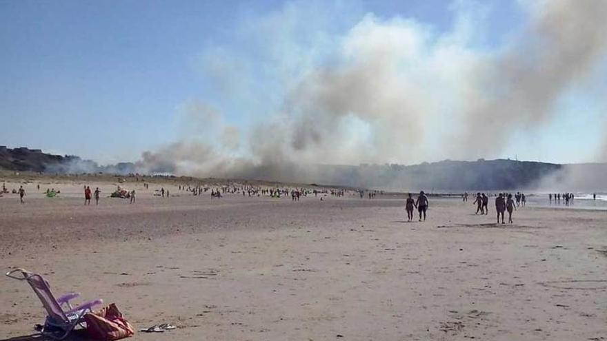 Un fuego quema parte de las dunas de Xagó