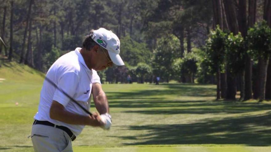 Un usuario del campo de golf de A Toxa en pleno golpeo. // Muñiz