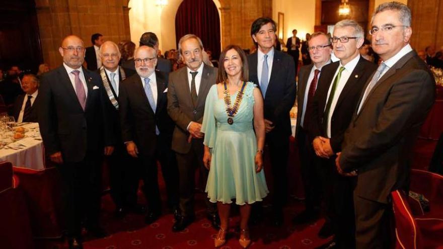 Carlos López Otín, cuarto por la derecha, con algunas de las personalidades que acudieron al acto y con miembros del Rotary Club de Oviedo.