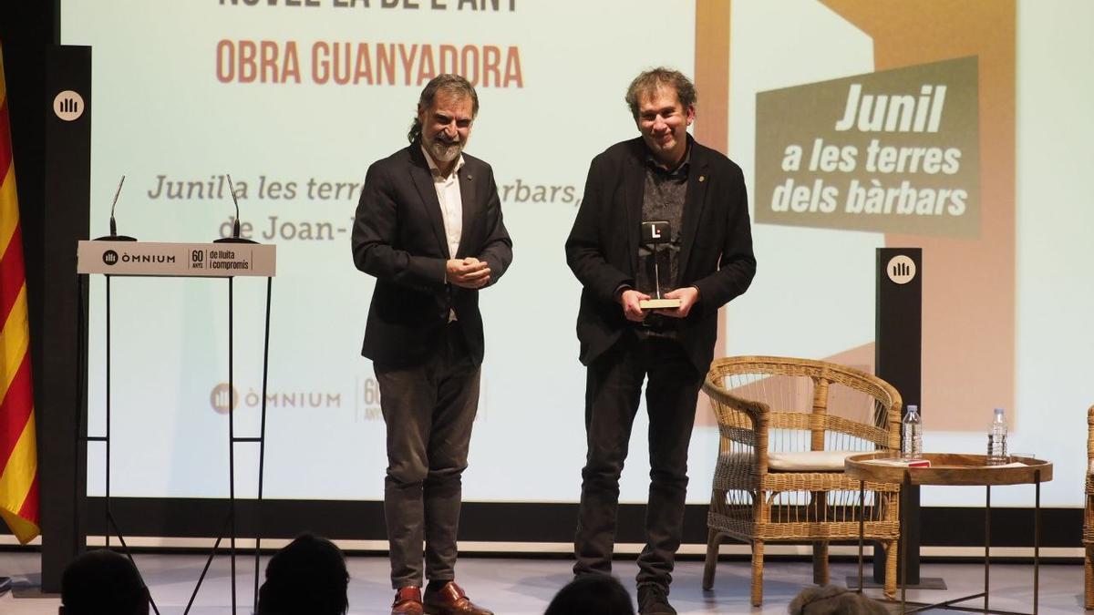 Jordi Cuixart y Joan-Lluís Lluís, con el Premi Òmnium, este lunes.