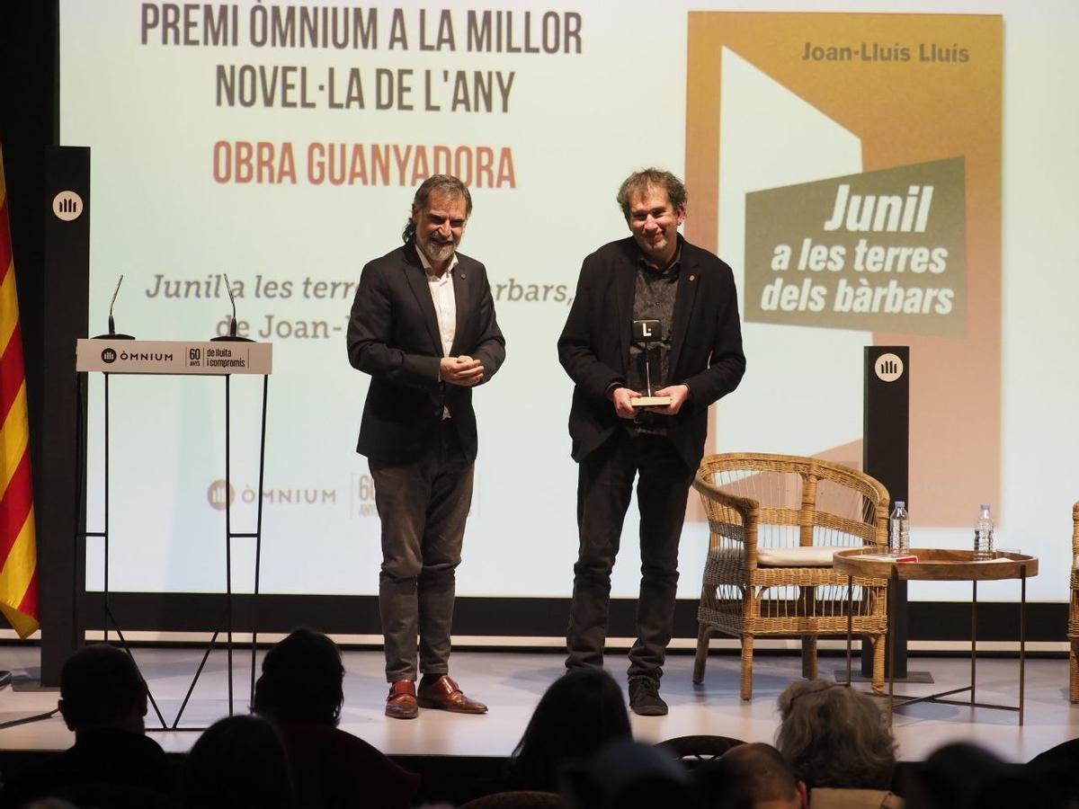 Jordi Cuixart y Joan-Lluís Lluís, con el Premi Òmnium, esta lunes. Jordi Cuixart y Joan-Lluís Lluís, con el Premi Òmnium, esta lunes.