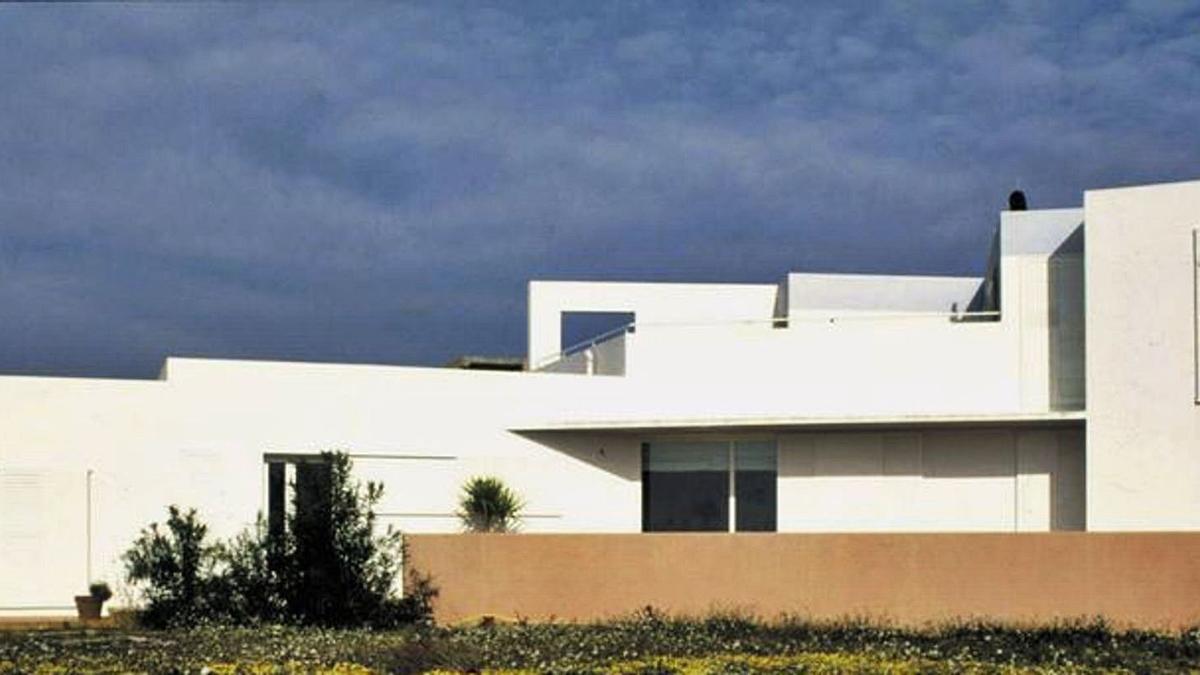 Casa Sa Vinya (1989-92), obra de l´arquitecte Salvador Roig Planells (extret de Vía 04). | ENCICLOPÈDIA D’EIVISSA I FORMENTERA 